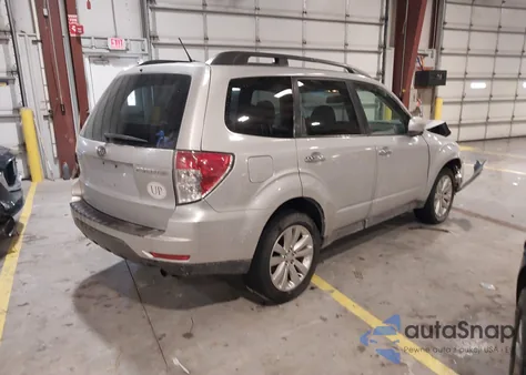 2011 Subaru Forester 2.5X Premium из США, поврежденный, VIN JF2SHADC7BH740131